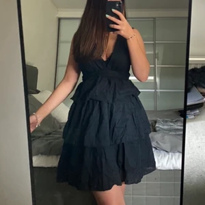 Klänning - Säljer denna jättefina helt oanvända klänningen i svart, de andra två bilderna är lånade. Man kan knyta den hur man vill tex runt midjan eller nacken💕💕