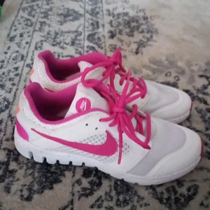 Nike inneskor  - Den är används i två veckor bara. Inga skador heller. 