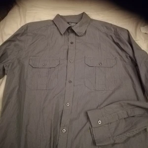 Randig skjorta jus - Randig jus grå skjorta med två filer fram till aldrig använd storlek XL pris 80kr frakt till komer 