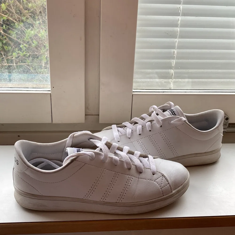 Knappt använda vita sneakers från Adidas. Använd kanske 1-2 gånger. Fortfarande vita skosnören, som nya.. Skor.