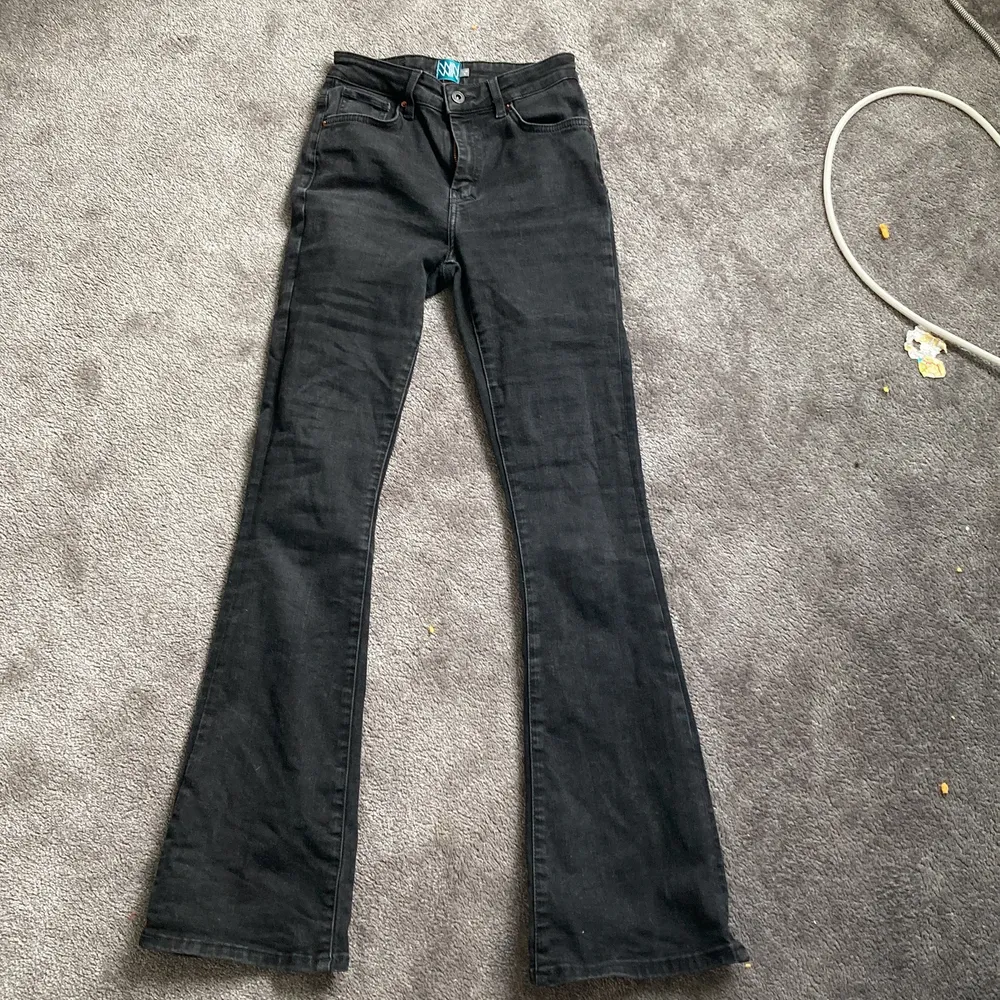 Säljer dessa jeans då de börjar bli för korta för mig som är 173. Inte använda speciellt mycket och är i väldigt bra skick. Skriv om du undrar något🥰 köparen står för frakt. Jeans & Byxor.
