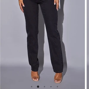 Straight leg jeans, sprillans nya - Fick nyss hem dessa fantastiska jeans från pretty little thing och jag dog för de, ska beställa ett par större då dessa tyvärr var lite för små för mig. Jeansen är oanvända och ligger fortfarande i förpackning. Köpte de för 200 svenska kronor  + 80 kronor för frakt från Storbritannien till Sverige.