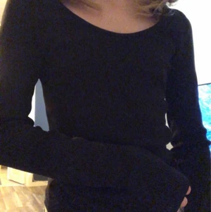 Långärmad topp från Lager 157 - Svart Långärmad topp från lager 157. Djup urringning. Storlek xs/s. Oanvänd bara provad, prislappen kvar. Köparen står för frakt.