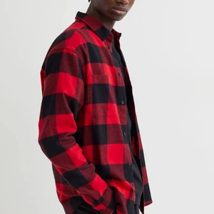 Flanellskjorta från H&M - En väldigt snygg flanellskjorta från H&M, stl S. Den är nu för liten för mig och hoppas någon annan kan få användning för den🔥Sista bilden är lånad! Köparen står för frakten 📦 