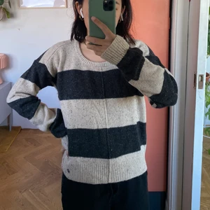 Randig tröja Levi’s - Fin randig tröja i 100% ull från Levis. Halsen är lite öppe och den är jättevarmt. I perfekt skick, användas en gång. 