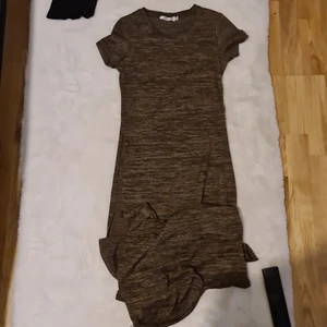 T shirt/klänning - T shirt/klänning som ny. Har aldring använt den.. Köparen står för frakt.