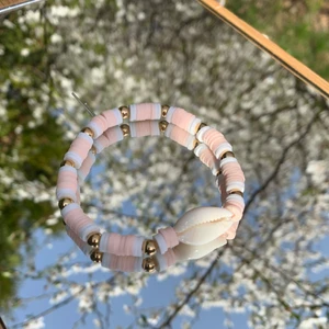 Armband  - Hej alla fina! Hjälper nu min lillasyster att starta igång hennes första Small business då hon personligen tillverkar trendiga och snygga armband för hand! Perfekt nu till sommaren, säljs ändast för 39kr + 12kr frakt eller 2 för 75 ink frakt! Hör gärna av er vid intresse eller frågor❤️ KOLLLA MIN SIDA FÖR FLER SÖTA DESIGNS!!!! 