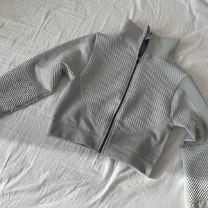 Träningskofta  - Grå kort träningskofta 