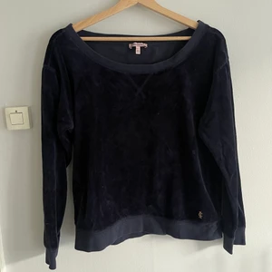 Mörkblå velour sweater Juicy Couture - En sweatshirt i velour med rätt djup båtringning från juicy. Storlek small i navy / mörkblå färg! Fint skick, lite oversize boxy fit!
