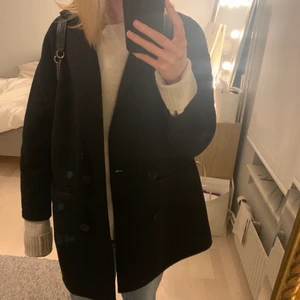 Svart kappa från Maje - Svart kappa ifrån Maje! Storlek 36, använd fåtal gånger därav fint skick. Säljer då jag har alldeles för många jackor! Nypris är 4300kr