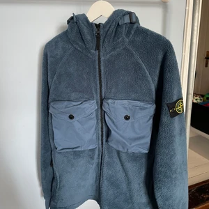 Stone island fleece - Sjukt mysig stone island fleece ”Stone island compass-patch fleece”. Strl XL, nypris 8000 säljer som ny med alla tags kvar för 3000😀