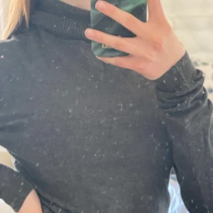 Grå polotröja från Vero Moda - Säljer min gråa polotröja från Vero Moda i storlek XS. Hör av er om ni har några frågor eller är intresserad ! 💞 Den är din när du swishat (: