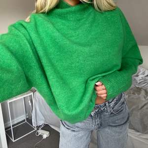 Stickad tröja från Zara 🥭 sparsamt använd och i mycket fint skick!!! Storlek S 💚