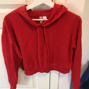 Röd huvtröja  - En röd huvtröja i bra skick. Köpt på hm, den är i tunt material, så den är inte tjock som en Hoodie och den är lite croopad. Frakt tillkommer 