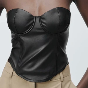 Skinn topp  - Säljer denna skinn topp från Zara då jag köpte den i en för liten storlek💕 