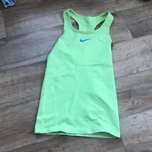 Neon grönt linne, använd några gånger. Några frågor dma bara 😃