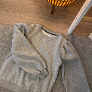 Saint Tropez  - Fina sweatshirt med puffiga axlar! Strl S. Använd fåtal gånger 