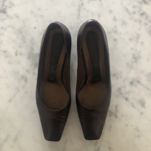 Bruna låga klackar strl 37 - NU NYTT, LÄGRE PRIS!Världens finaste mörkbruna Peter Kaiser-klackar som jag köpt på Caprice Vintage i Nice men tyvärr måste sälja pga för små och de förtjänar att användas! Använt skick men inte slitna. 