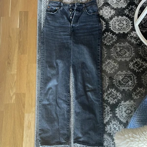 Levi’s byxor svarta - Storlek 25. Dom kmr inte till användning, för att dom har blivit för stora för mig. Köpte dom för 1,600kr 