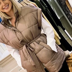 Väst - Tunn väst ifrån Vila, aldrig använd med lappen kvar.  🌸