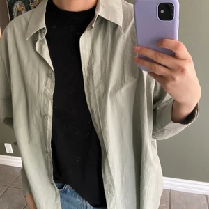 Oversize skjorta strl M - En oversize skjorta i strl M som även passar L, färgen är ljus grön och skjortan är oanvänd.
