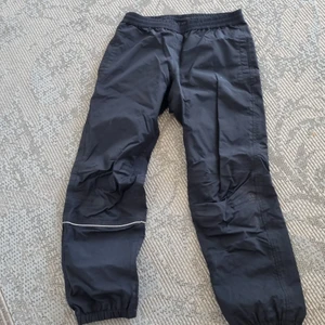 Dcru - Använt är I gott skick. Vindbyxor. Barn 12-14år