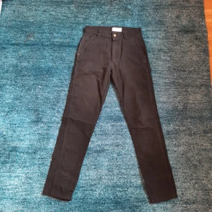 Caterpillar byxor  - Svarta caterpillar snickarbyxor. Små detaljer t.e.x fickor för verktyg. Nästintill helt nya så inga tecken på slitage. Köpta på urban outfitters. Om du har frågor eller vill ha andra bilder ät det bara att fråga. Kan skicka spårbart för lite mer.