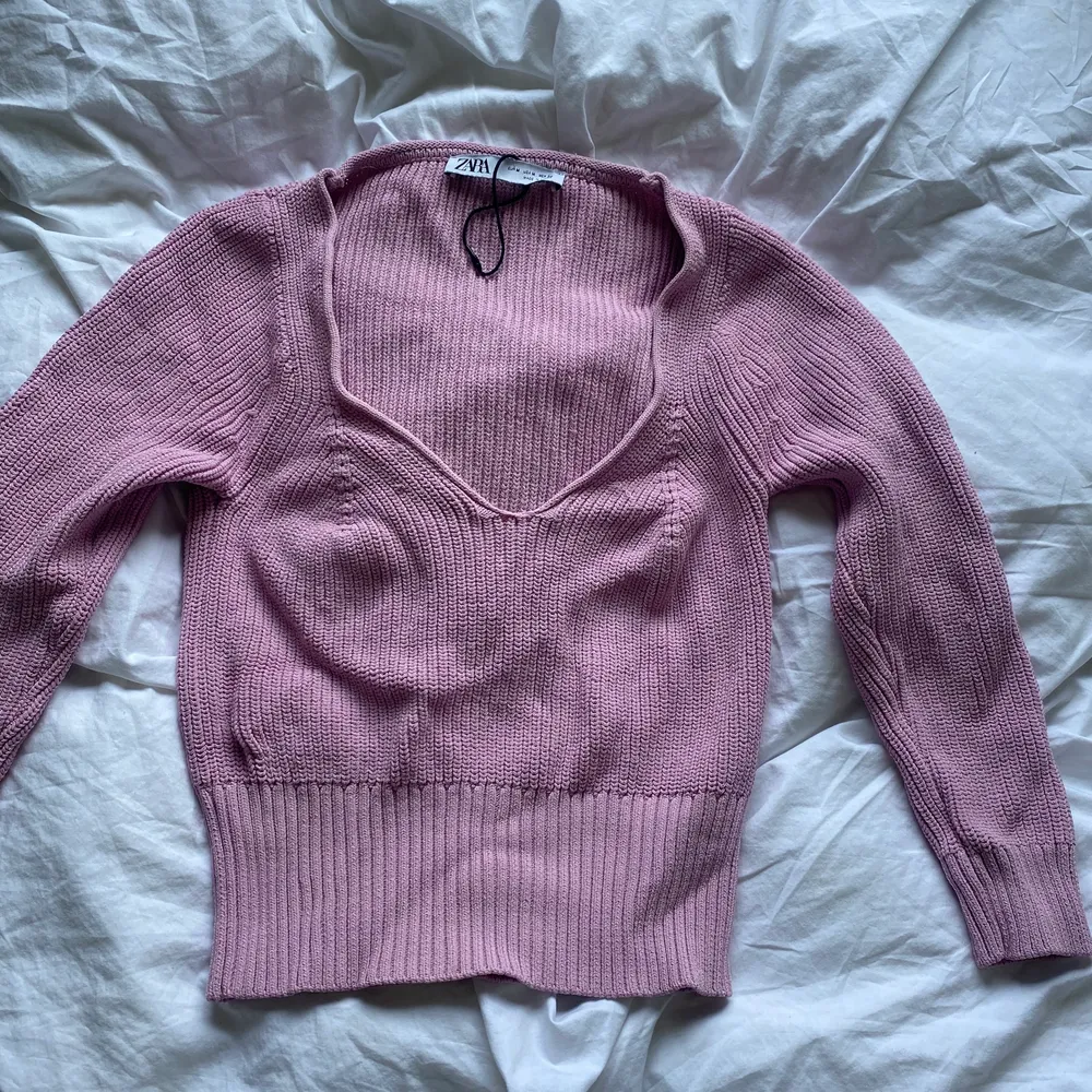 tröja från zara i rosa, den är inte strykt så ser lite skrynklig ut på bilden. Stickat.