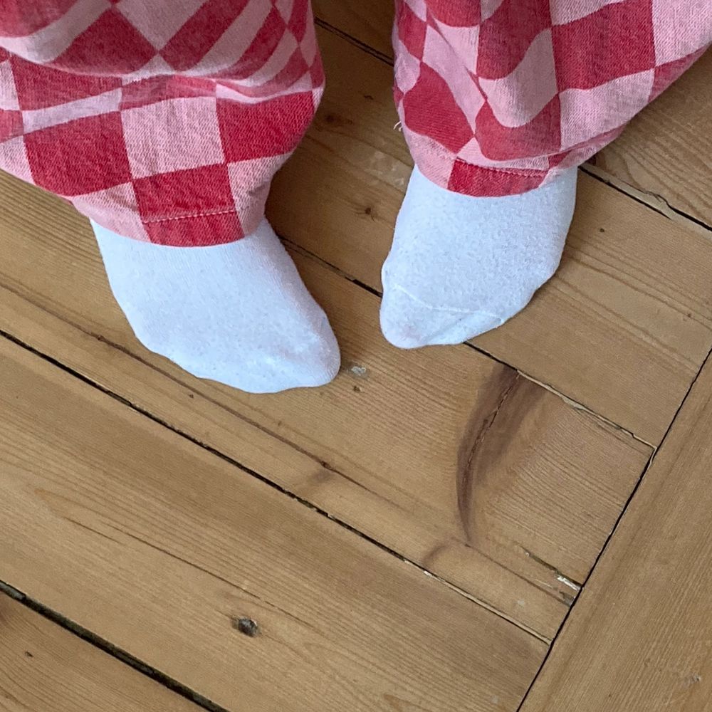 Superfina rutiga byxor som tyvärr inte är min stil längre. Köpta från Zara, använda ett par gånger. Priset går att diskutera. Storlek 34 och är bra till längden. Hör av er vid intresse ❤️. Jeans & Byxor.