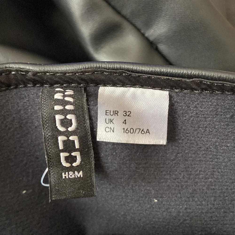 As snygg läder klänning från H&M. Använd endast en gång⭐️ strlk 32. Klänningar.