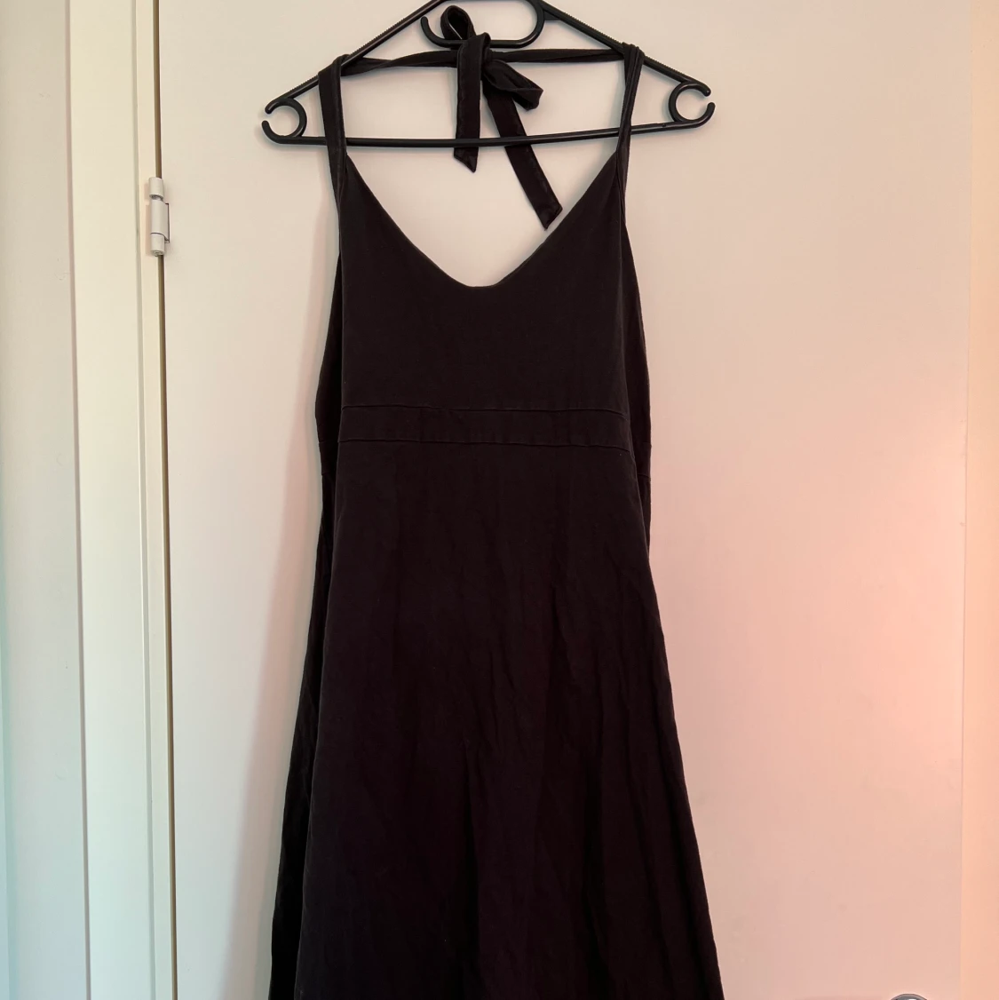 Svart tygklänning, öppen rygg 