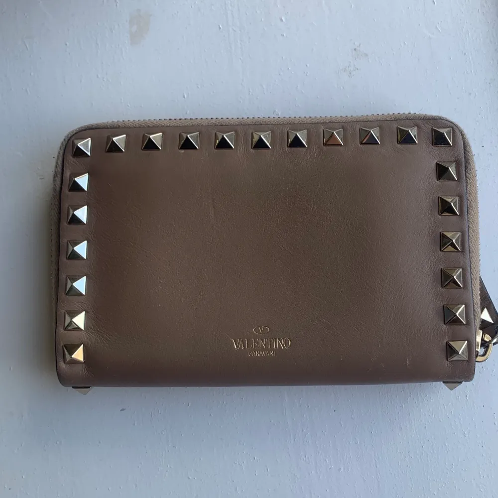 Valentino plånbok. Nypris runt 6000 kr. Säljer för 2300❤️ kan mötas upp i Sthlm😘. Accessoarer.