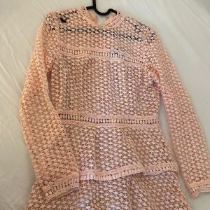 Klänning  - Klänning som jag inte vet var den är köpt. Storleken är som en SMALL. 