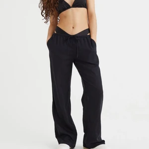 Linne byxa svart  - Helt oanvända och väldigt efterfrågad byxa från h&m. Köpt i storlek S i london för cirka 1 månad sen. Tyvärr är de för små så måste sälja de💓