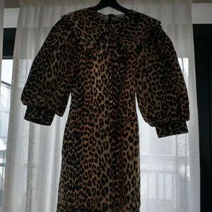 GANNI - Klänning från GANNI använd några fåtal gånger. 