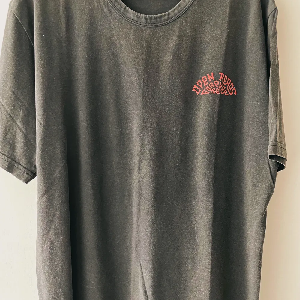 Black/grey XL t-shirt, standard fit. Worn once or twice. Retail price ~350sek. T-shirts.
