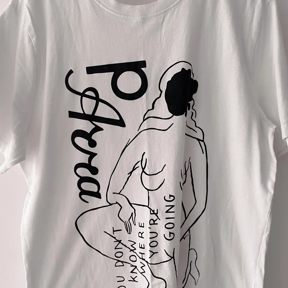 White graphic XL t-shirt, standard fit. Worn once or twice. Retail price ~350sek. T-shirts.