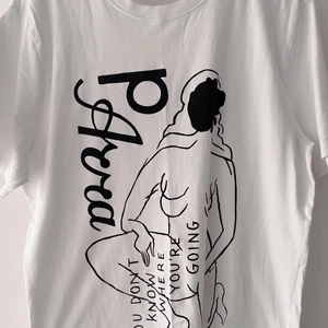 White Graphic XL T-shirt by Parra - White graphic XL t-shirt, standard fit. Worn once or twice. Retail price ~350sek