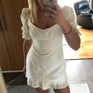 Studentklänning - Säljer denhär supersöta vita klänningen som är perfekt till studenten. Den är köpt här på plick🥰 Gillar den mycket men är tyvärr lite liten på mig som är 170 och säljer den eftersom jag har flera klänningar. Köparen står för frakten. Buda privat 
