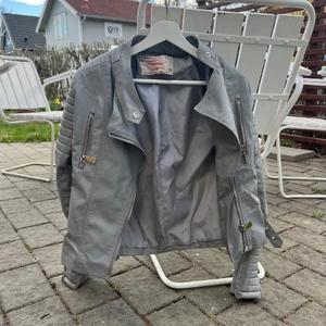 skinnjacka - Säljer min skinnjacka jag köpte på chiquelle för något år sedan, har aldrig använts då jag har en likadan i svart. Köptes för 700kr ungefär 💞