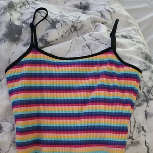 Storlek S - Jag säljer denna färgglad linnet ifrån shein den är max använd en gång köparen står för frakten 😊