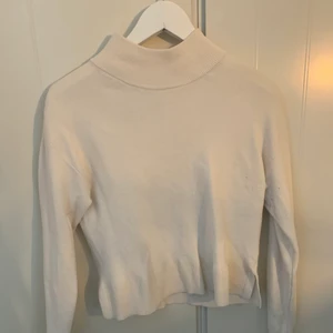 Fin tröja från &other stories!  - Säljer denna fina tröjan då den blivit alldeles för liten för mig :( Köpte den på &otherstories för cirka 1,5 år sedan för 700kr. Den är välanvänd men är fortfarande jättefin! 