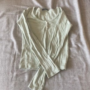 Brandy Melville långärmad tröja - superbra skick! ser ut som helt ny! mjukt tyg! Lite lång i armarna ❤️ köpt förra året 