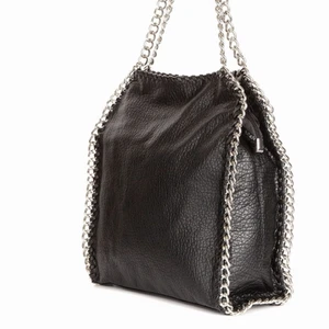 TIAMO väska  - TIAMO väska köpt från Scorett för 600kr. Men jag säljer den för 400kr med tanke på att den fortfarande är i fint skick, använt fåtal gånger. Den kommer inte till någon användning längre för mig. Skicka privat för egna bilder samt frågor. 