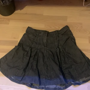 Veckad kjol - Veckad jeanskjol med stretch på baksidan, köpt på second hand och säljs för ingen användning. Köpare står för frakt och står inte för postens slarv. OBS: katt i hemmet så kan förekomma katthår men tvättas och fixas innan frakten ‼️pris kan diskuteras ‼️