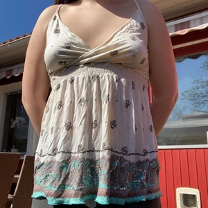 linne - Ett linne som är i storlek L men sitter som M/S, super bekväm och har aldrig använd. 😊