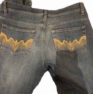 byxor hm - byxor från mammas gamla garderob storlek 36 dom är raka eller asså typ botcutttt jätte fina 