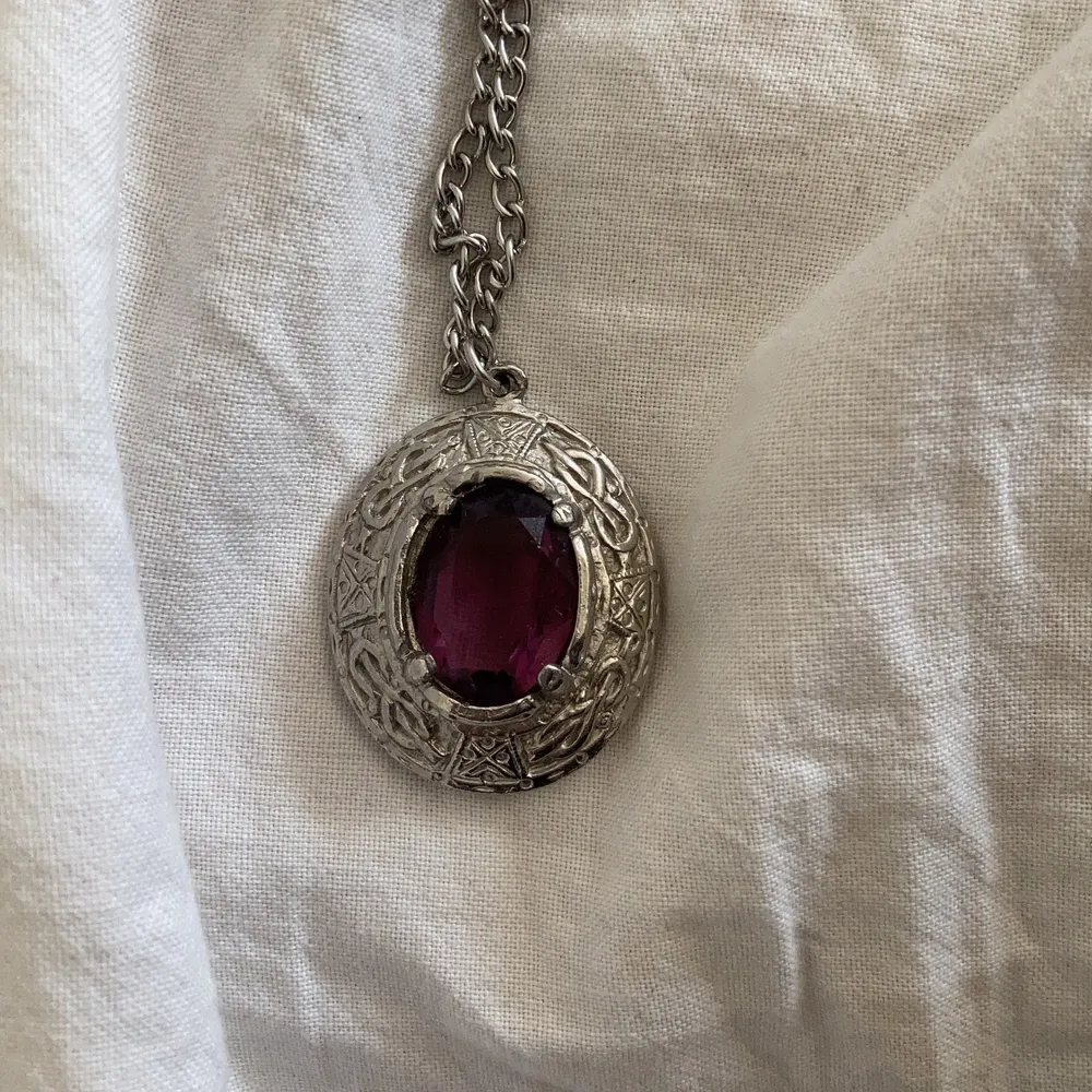 Silvrigt halsband med lila sten i😁 Knappt använt!. Accessoarer.