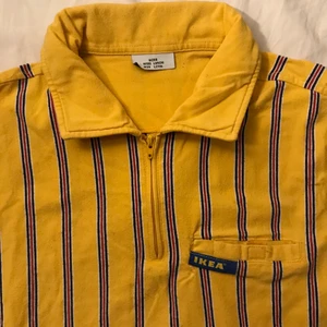 Gul Ikea tröja med krage - Den mest spektakulära Ikea tröjan köpt på depop för ca ett år sedan. Är i använt skick och känns svår att släppa. Har en krage med blixtlås och Ikea loggan både bak och fram. Frakt tillkommer😌😌