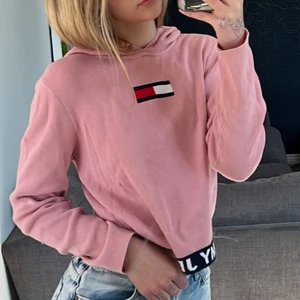 Tommy hilfiger hoodie - En rosa Tommy hilfiger hoodie i str S. Var använd en gång så den är i helt nytt skick. Fick den i julklapp och säljer eftersom jag inte gillar färgen. 180 kr